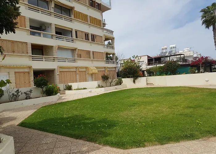 Haig's Dream Flat On The ラルナカ